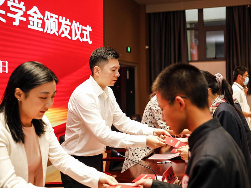 利澳平台注册开户股份上市一周年丨阔步前进 筑梦新程